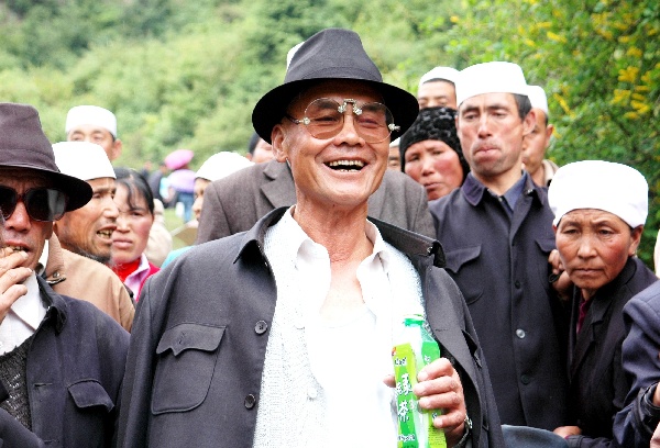 和政县老歌手杨子荣正在与积石山铺川乡青年歌手对唱优美动听的