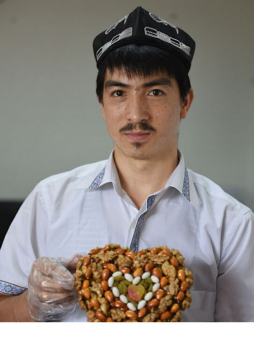 "切糕王子"阿迪力向云南鲁甸灾区捐切糕