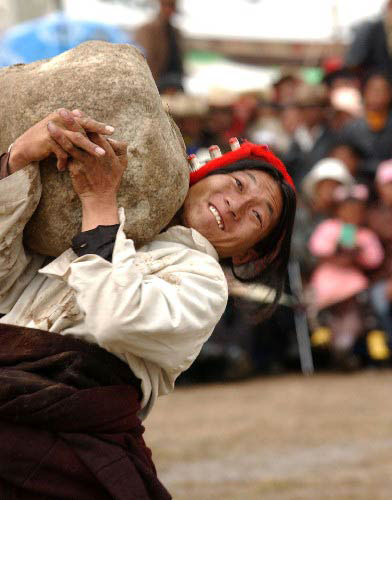 藏族体育之抱石头比赛