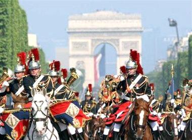 2005年7月14日，法国在巴黎香榭丽舍大街举行阅兵式，纪念法国大革命。.jpg